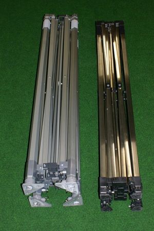 links 3x3m-Rahmen unserer QUICKUPTENT ALU-HEXAGON-Serie "das mobilen Haus to go" und rechts der filigrane 3x3m-Rahmen unserer bewährten QUICKUPTENT V2A-Serie