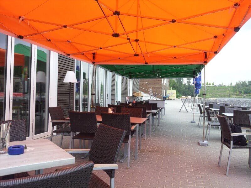 zwei QUICKUPTENT Eventzelte im Verbund